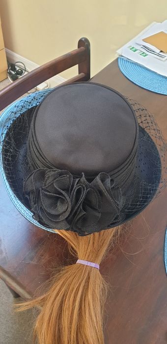 Palarie neagră pentru ocazii speciale