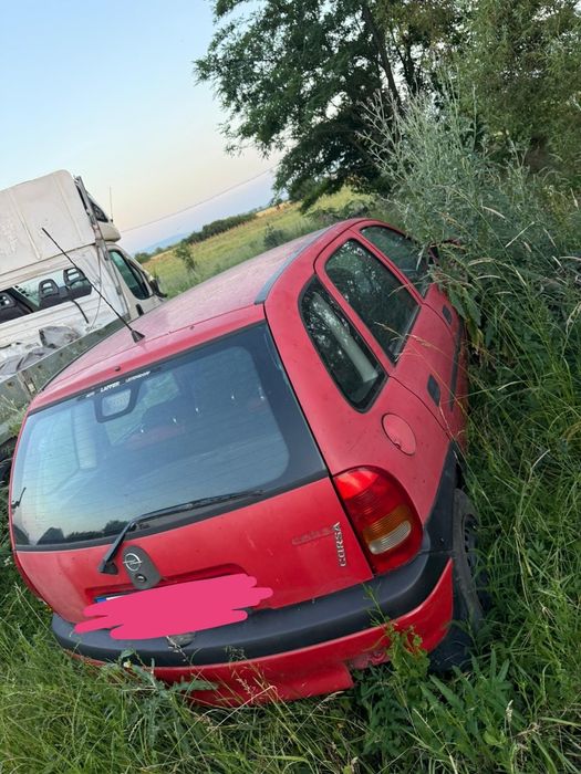 Vând două mașini opel corsa b și d