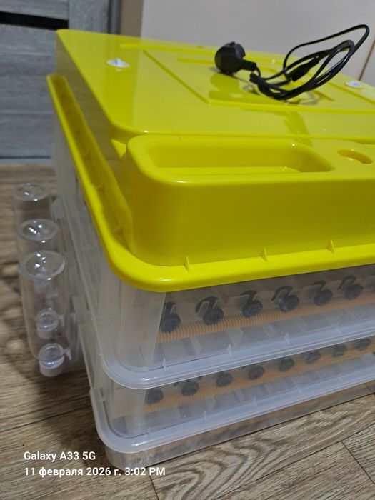 Инкубатор на 220 яиц новый