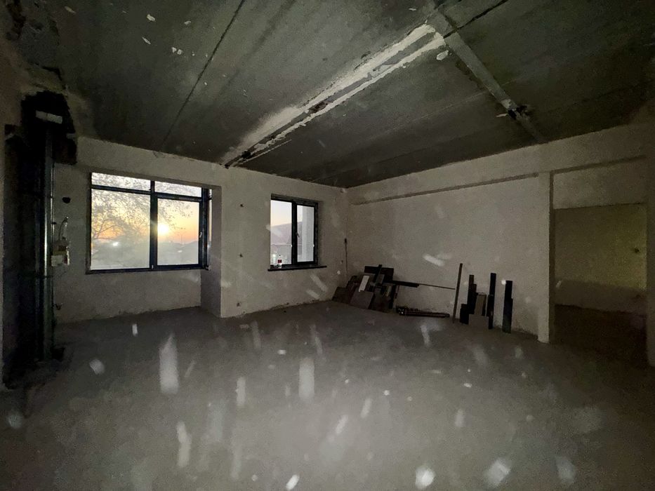 3х комнатная квартира(коробка), на 2 этаже. Поворот