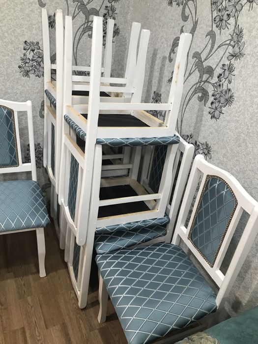 Продам стол со стульями для гостиной