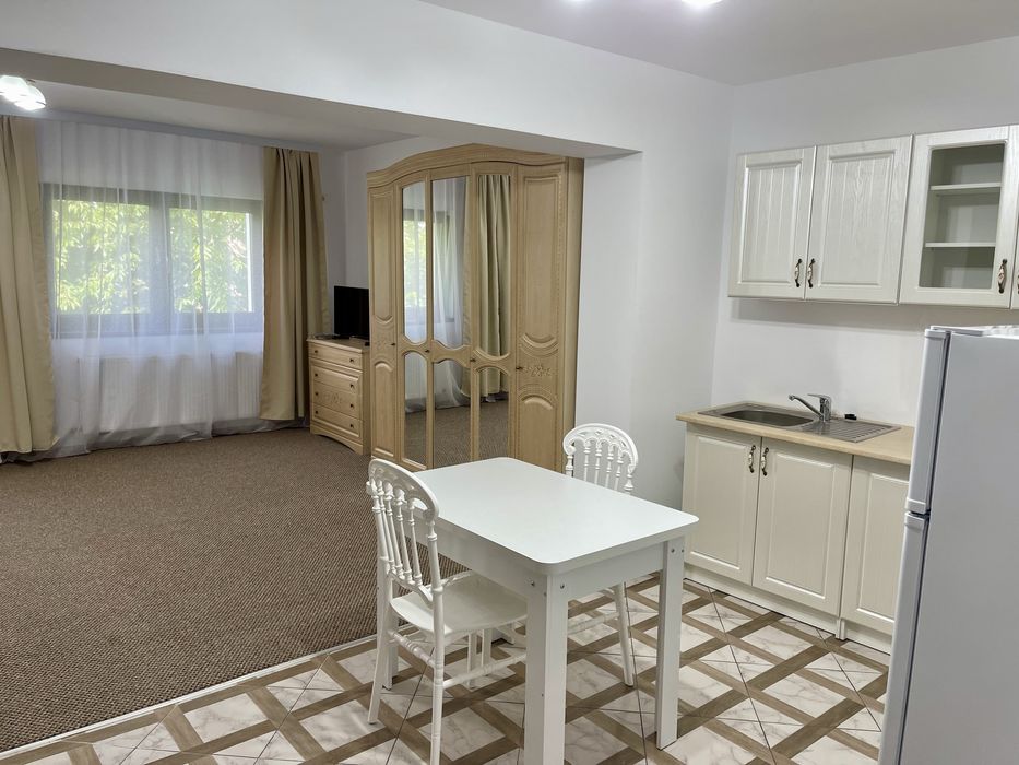Inchirez apartamente / garsoniere cu parcare privata in Caransebeș