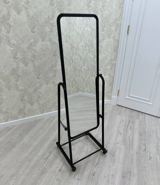 Зеркало на колесах. Металлическая