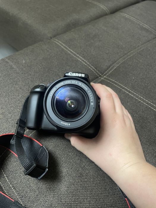 Canon EOS 1100D + obiectiv 18–55mm + geantă – kit complet