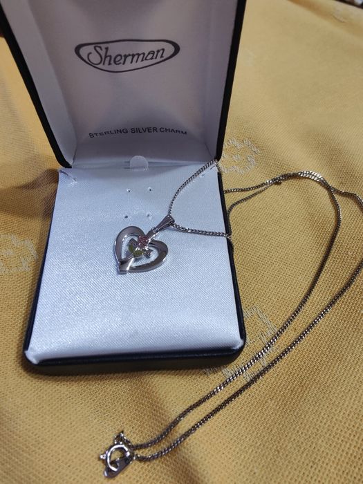 Продавам сребърно колие .