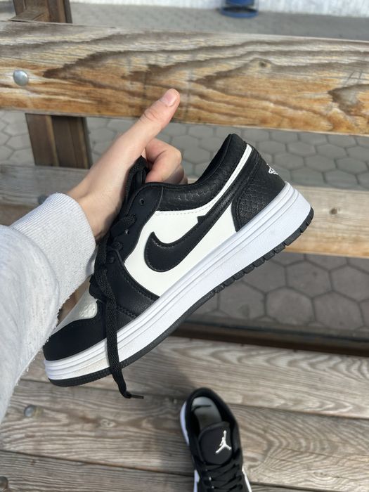 Продам кроссовки новые nike