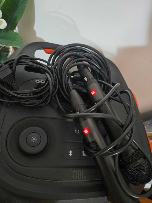 Boxa JBL partybox710 800w plus 2 microfoane jbl.