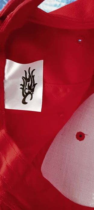 Червени летни шапки