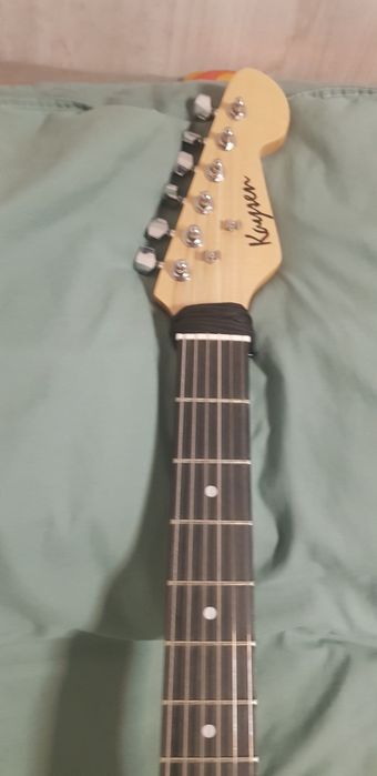 Продам электро гитару б/у