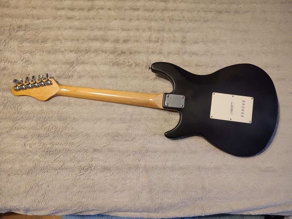 Електрическа китара Behringer Super Strat style в отлично състояние.