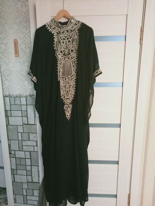 Вечернее платье расшитое камнями