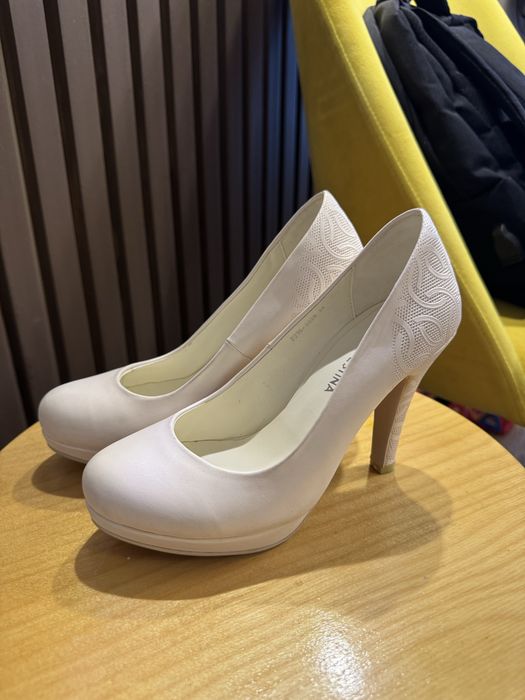 Продам 2 пары туфель - 34-35 размер