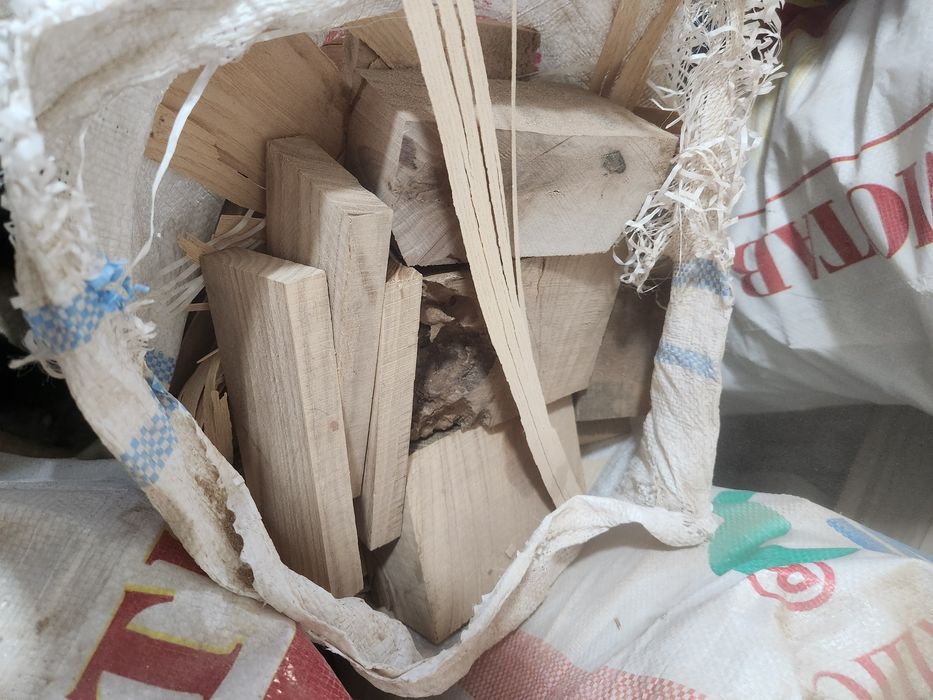 Yongʻoq  yasin Safura daraxtlaridanOʻtin  qoplangan unni qopida