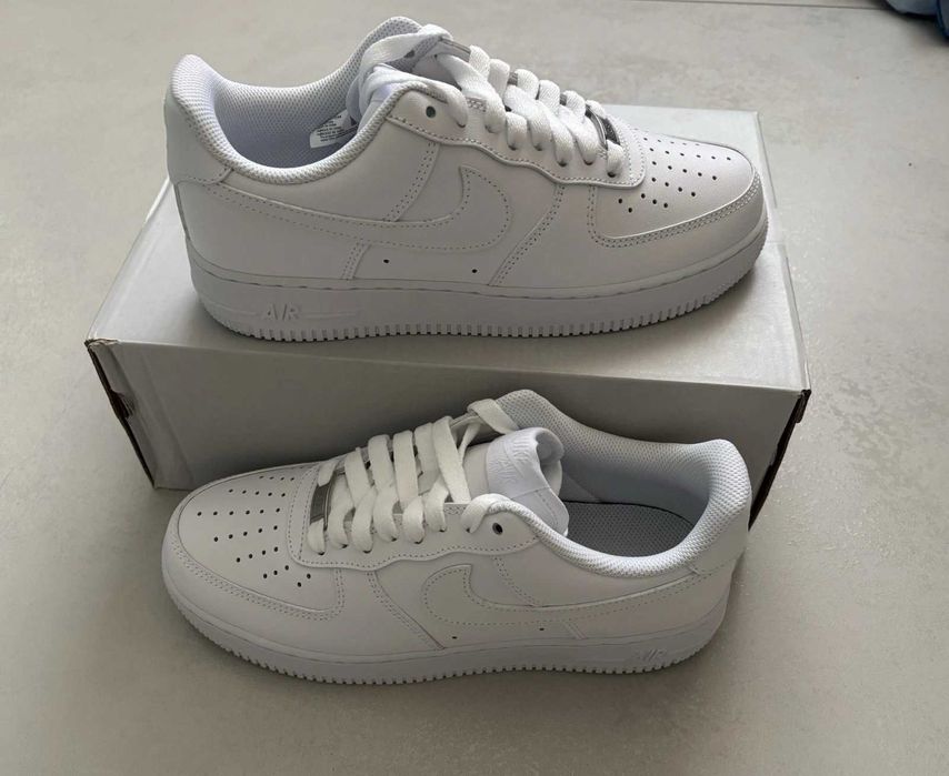 Продавам НОВИ Nike Air Force 1 07' Triple White (всеки размер от/до 36-47)