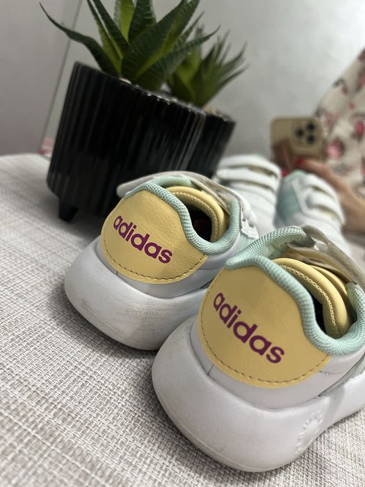 Детски обувки Adidas размер 25
