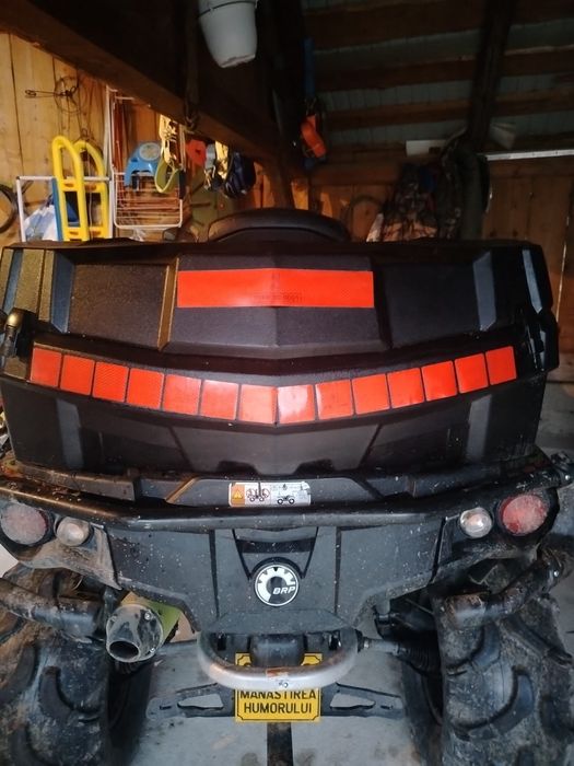 Vând sau schimb ladă de depozitare pentru can-am.