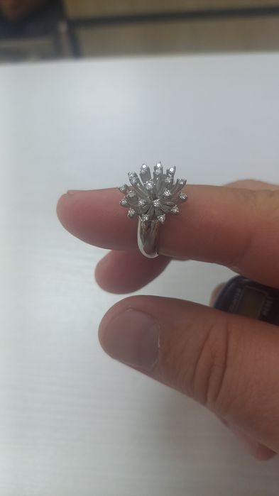 Срочно продам бриллиант кольцо 750 проба