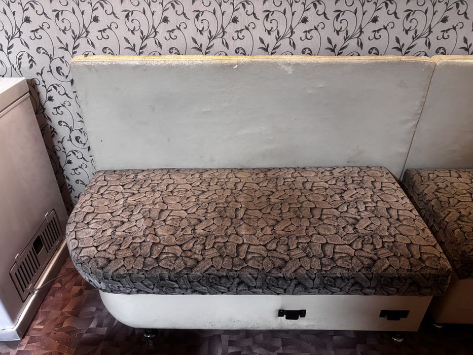 диван с полочкой