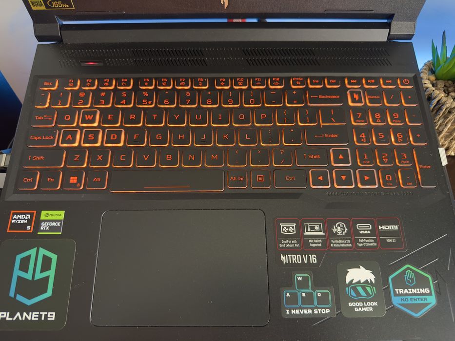 ACER Nitro v16 ( RTX 4060 )