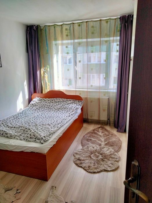 Închiriez apartament 3 camere etaj 3 zona Lama