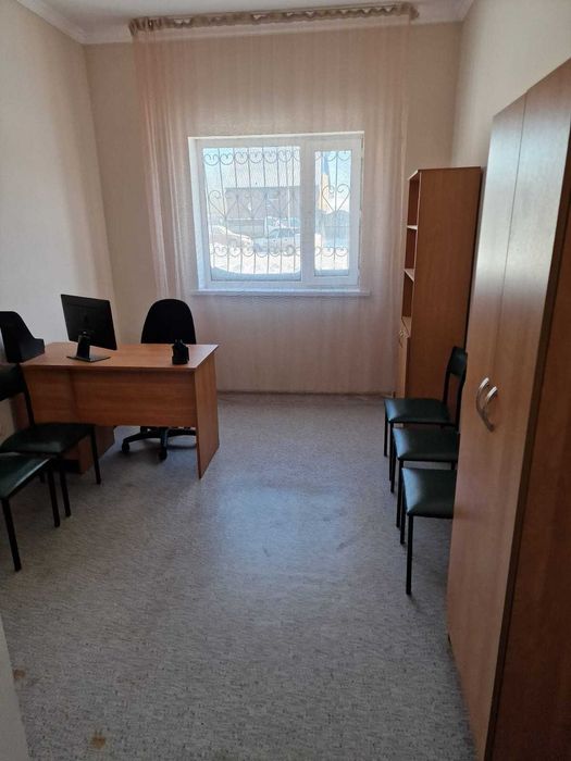 Два дома на оживленной дороге