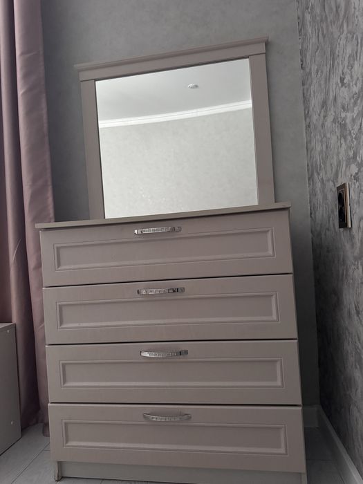 Шкаф и комод с зеркалом