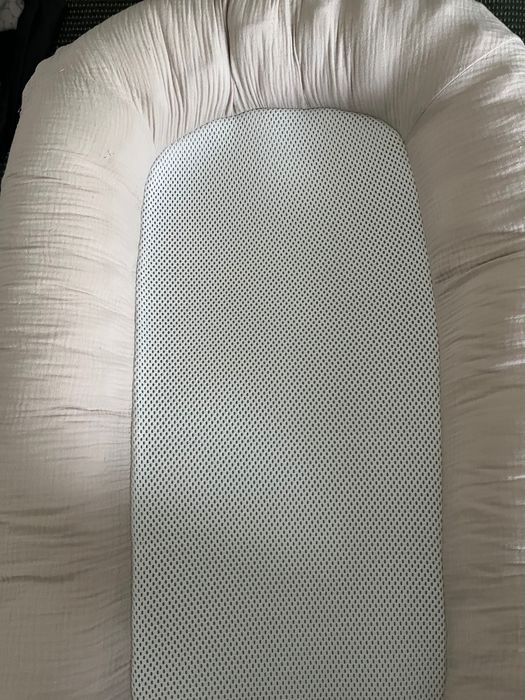 Baby nest ergonomic cu baza respirabila si husa detasabila din muselina