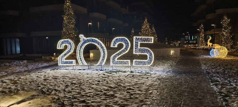 Новогоднее оформление фасадов зданий магазинов домов офисов