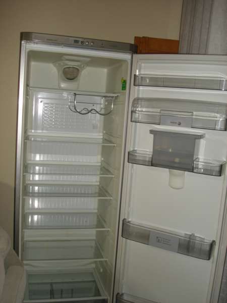 Хладилник Fagor с диспенсър за вода и напитки