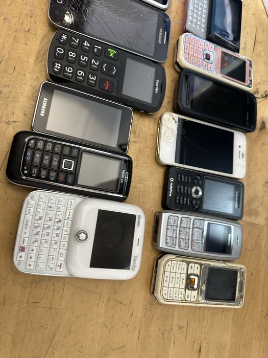 Vand un lot de telefoane unele nefunctionale