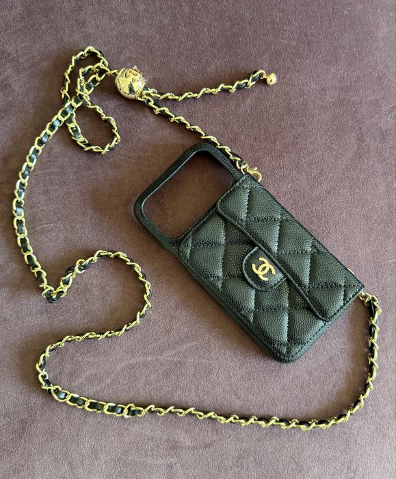 Husa  IPhone  Chanel de piele  cu lantisor se poate purta ca si geanta