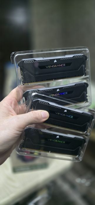 Озу Ddr4  разная , разных объёмов и бренда , разных частот.
