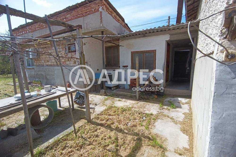 Къща в централната част на с. Топчии