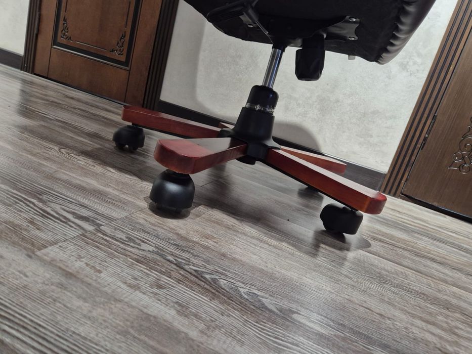 Офсиное кожанное кресло