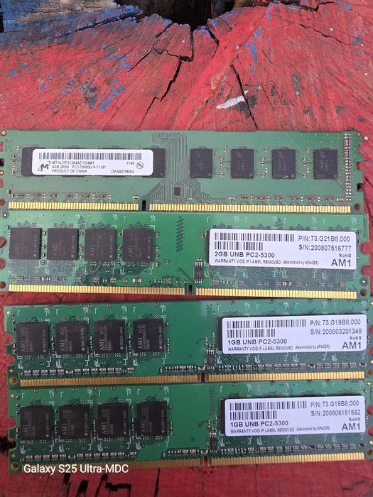 Vând 4 hard disk uri și 4 plăcute memorie ram