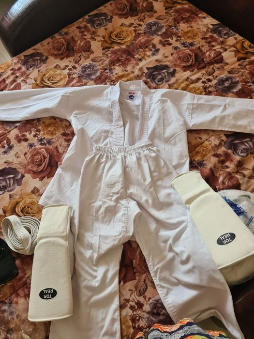 Продам кимоно размеры рост  110 и160