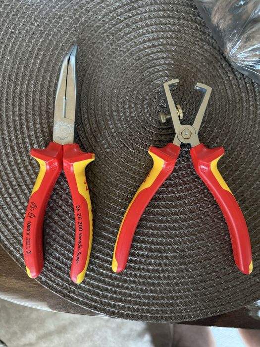 Клещи Knipex.