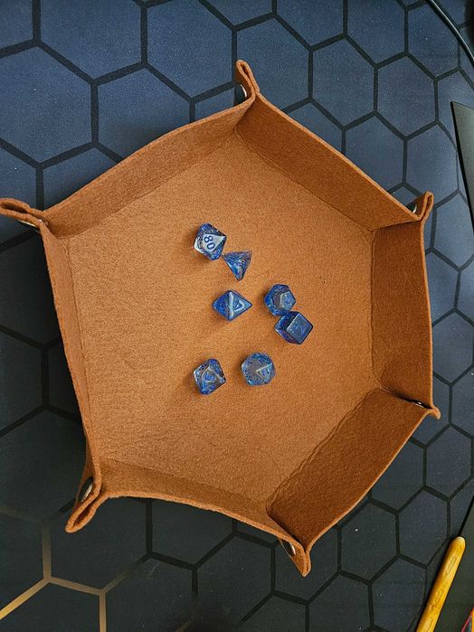Set 7 zaruri RPG/D&D + tavă pentru zaruri