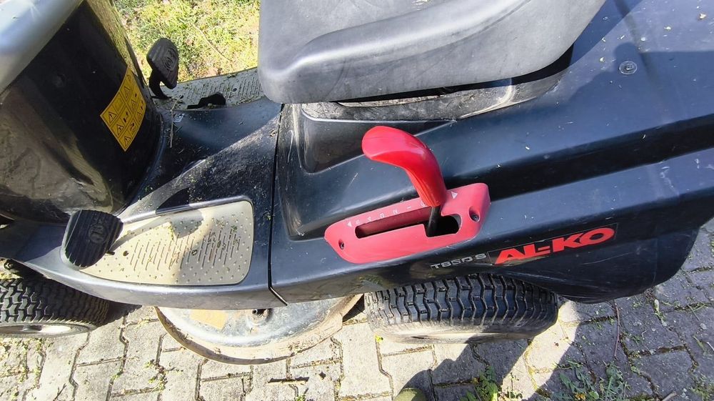 Tractoras de tuns gazonul