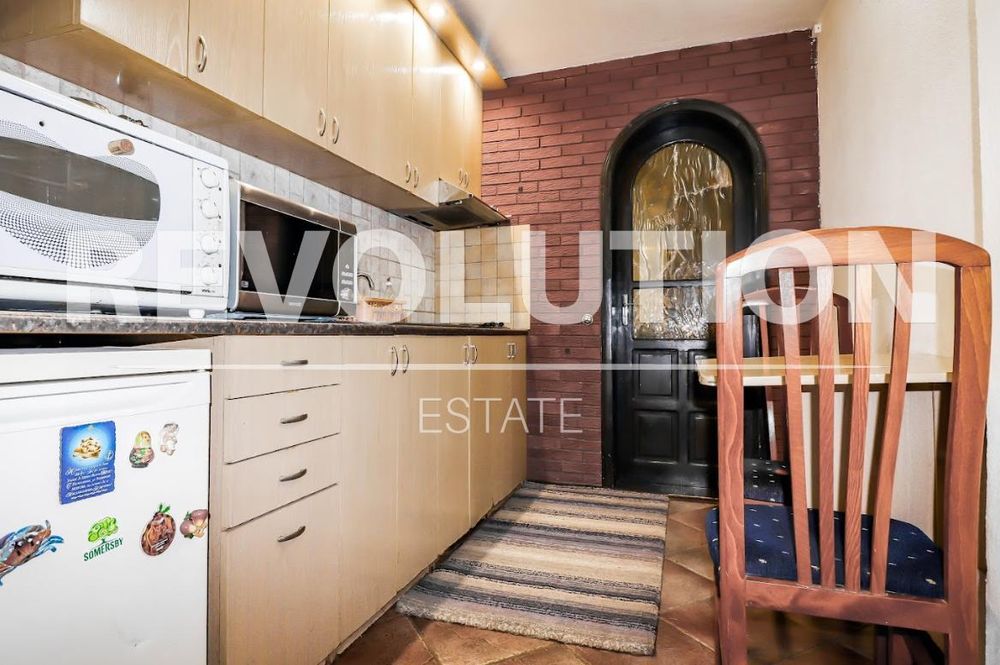 Дава се под наем Етаж от къща в Варна, Център - 75 кв.м за 508.47 € - Снимка #2