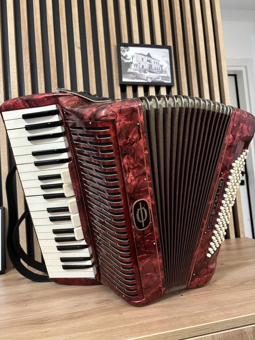 Vand acordeon cantulia cu 96 de basi