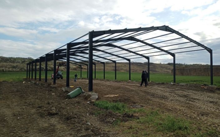 Vand o structura metalică nouă 25x12x4 300 m³ ,o vând pentru  sudată î