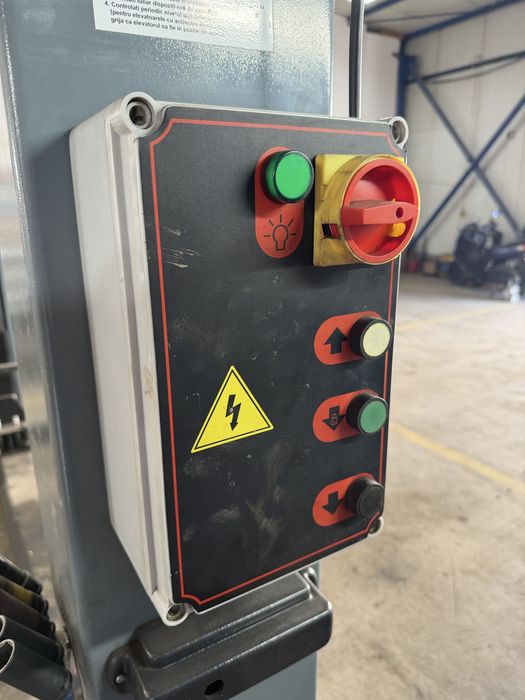 Vând elevator 380V ridicare 4t cu 3 segmente pe fata