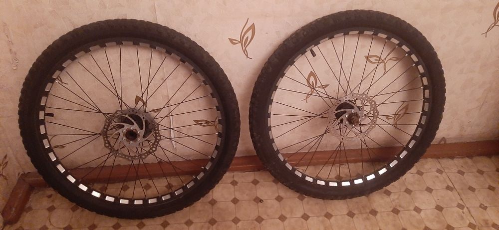 Продам два колеса передний и задний