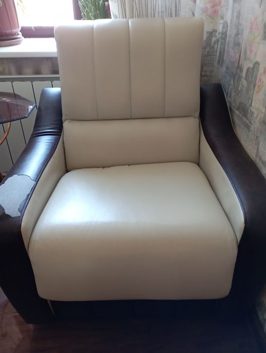 Два кресла  материал кож зам