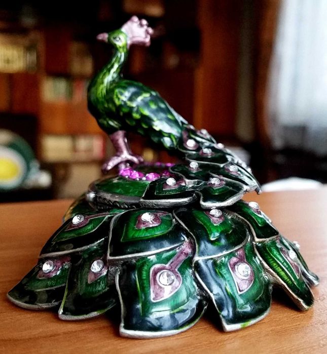 Кутия за бижута- масивен бронз, инкрустирана с камъни