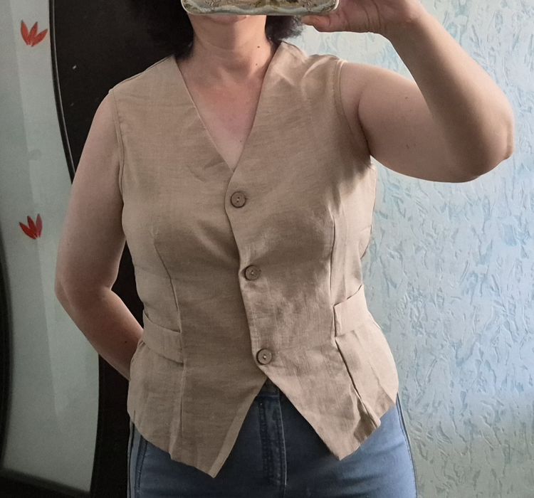 Продаётся женский жилет.