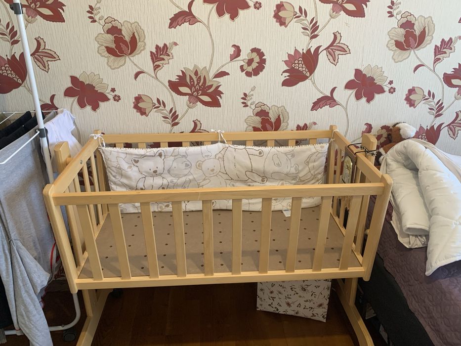 Patut de bebe si doua pompe de san