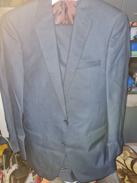 Vând 2 costume noi