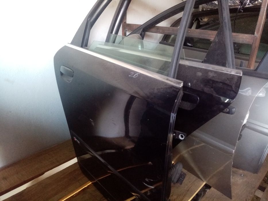 Двери на Ауди А4В6 из Германии